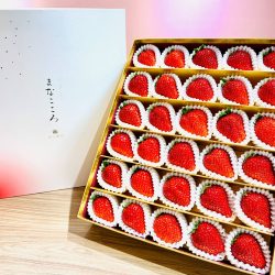 Japanese Manakokoro Strawberry Gift Box 1kg 4